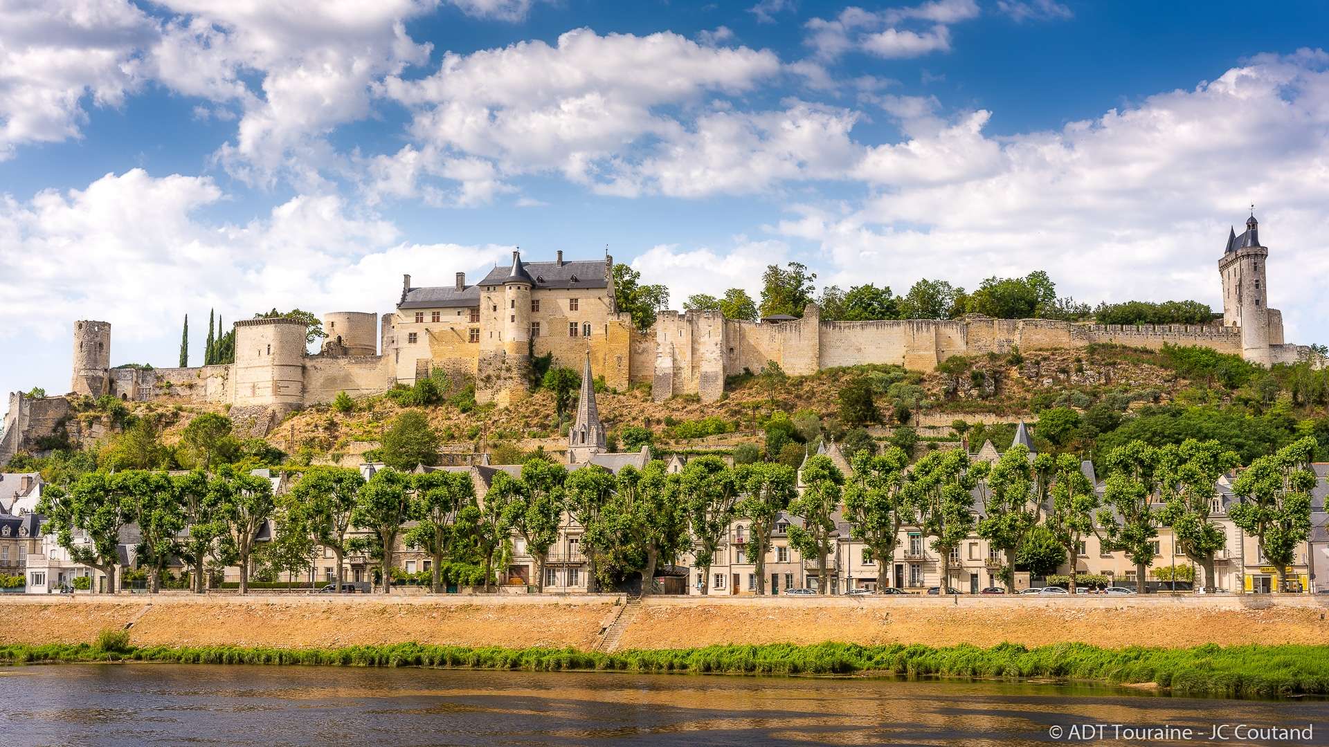 Forteresse royale de Chinon vue depuis la Vienne - Crédit : JC Coutand